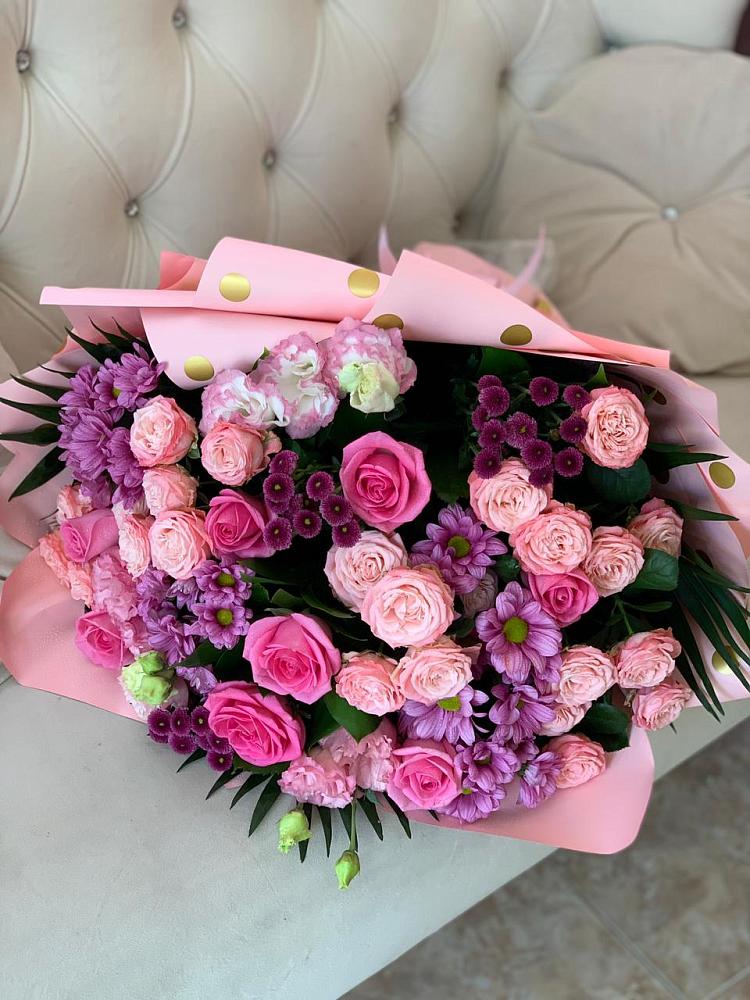 Букет цветов из: Хризантемы, Розы и Лизиантусы в Пустошу