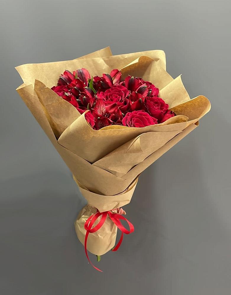 Букет цветов из: Альстромерии и Розы в Пустошу