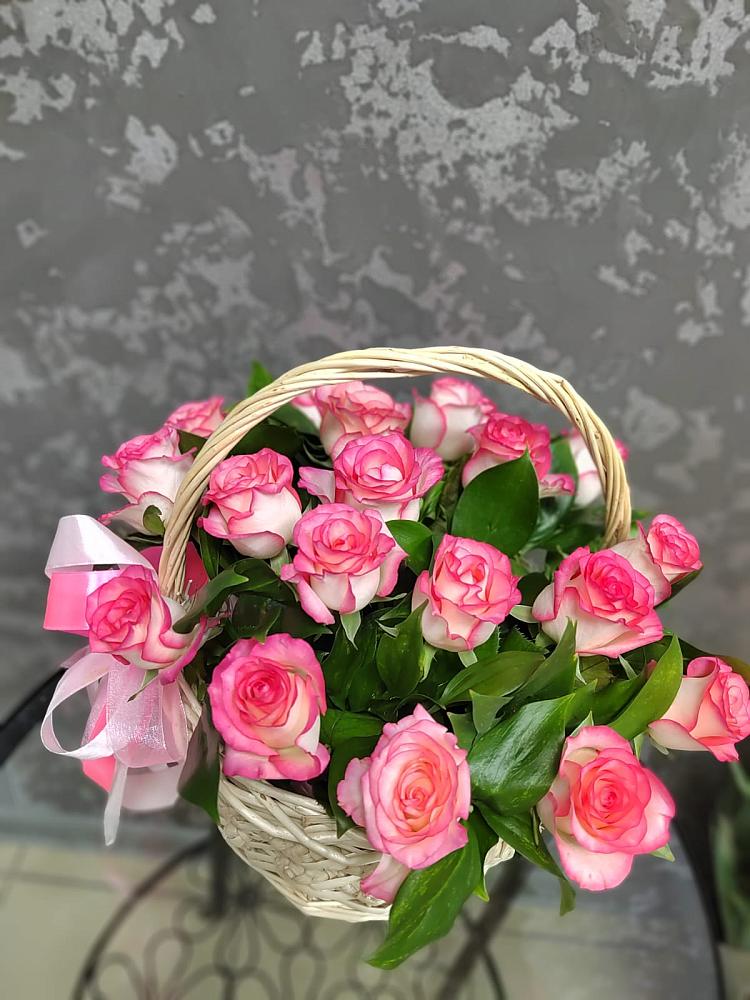 Цветочная композиция из Розы в корзине в Пустошу