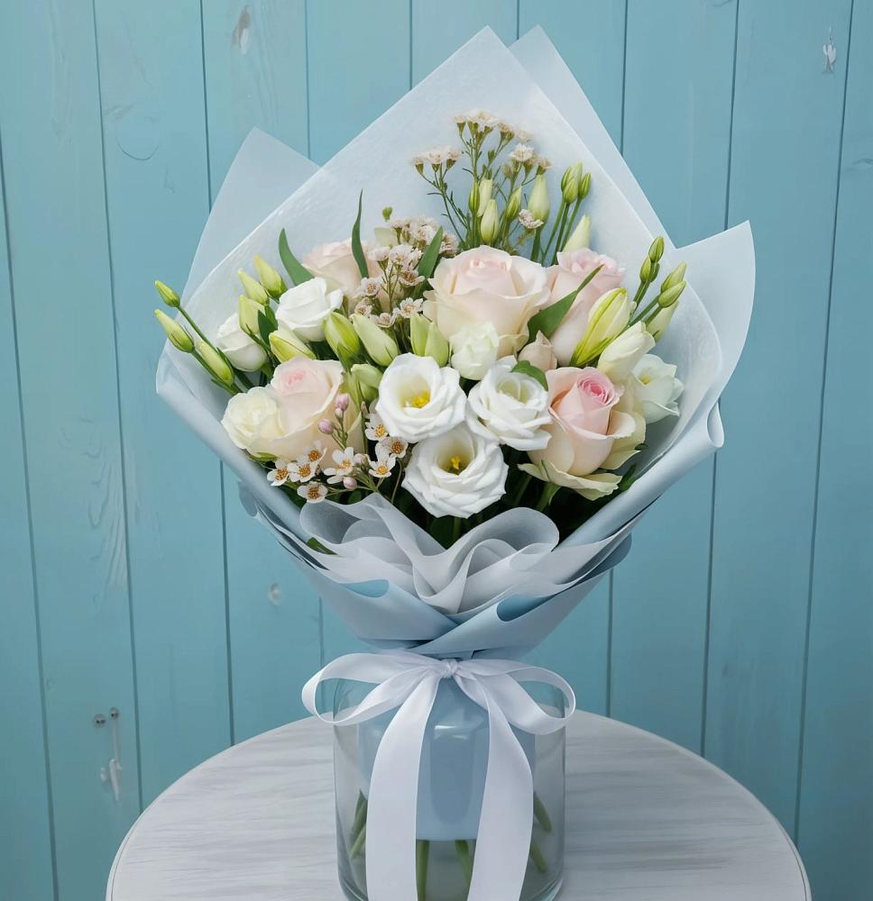 Букет цветов из: Розы и Лизиантусы в Пустошу