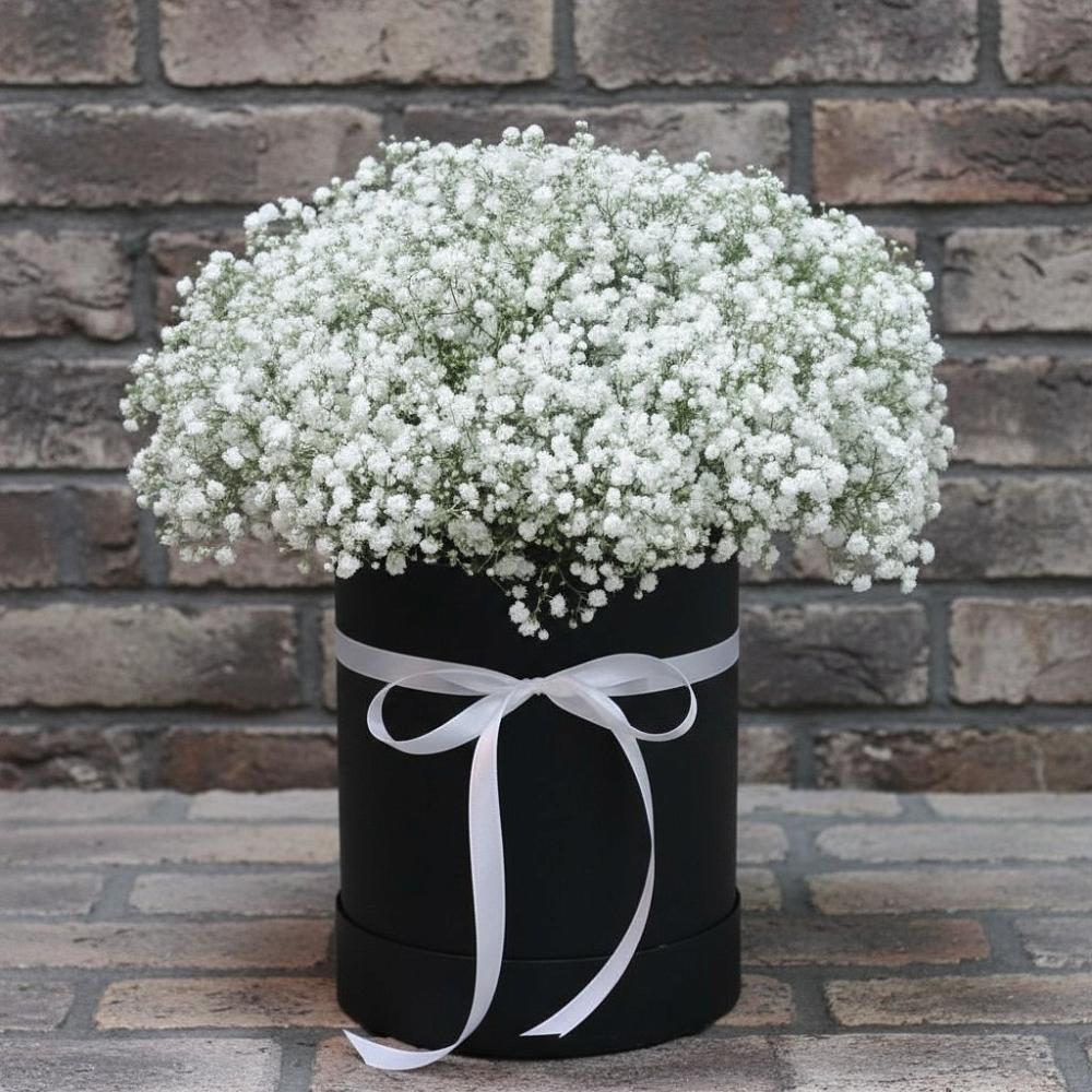 Цветочная композиция из Гипсофила в шляпной коробке в Пустошу