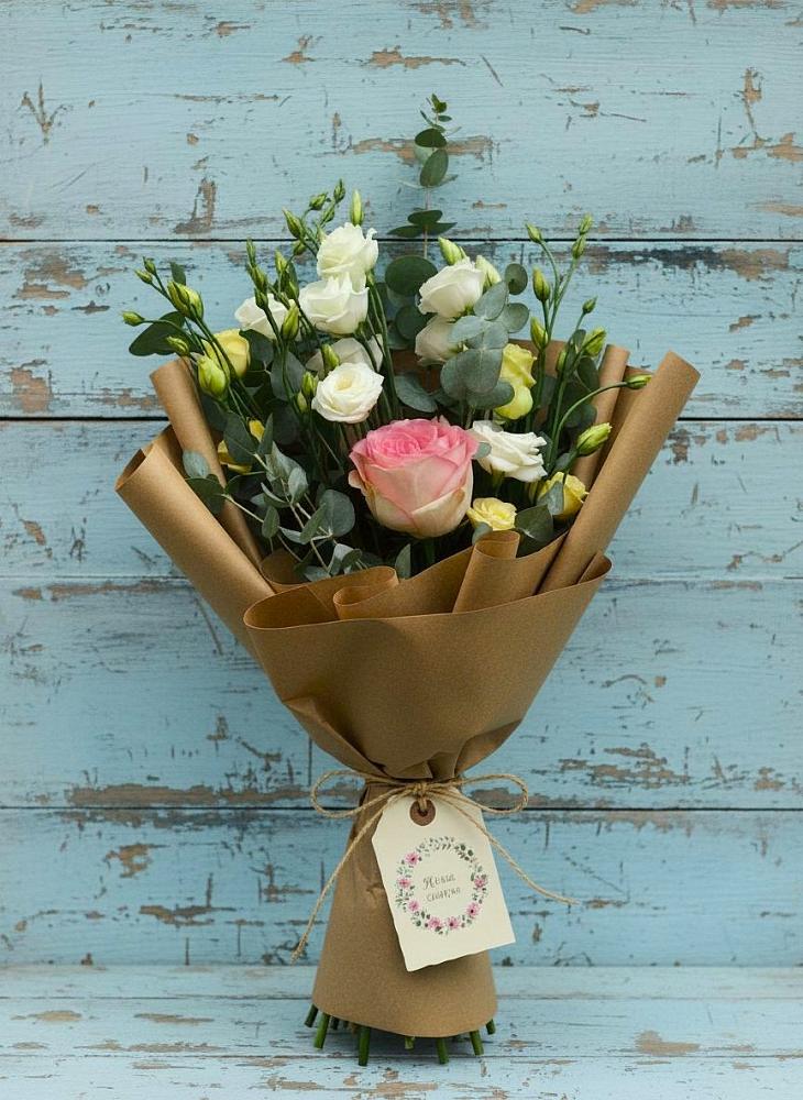 Букет цветов из: Розы и Лизиантусы в Пустошу