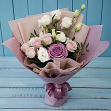 Букет цветов из:  Розы и Лизиантусы в Пустошу
