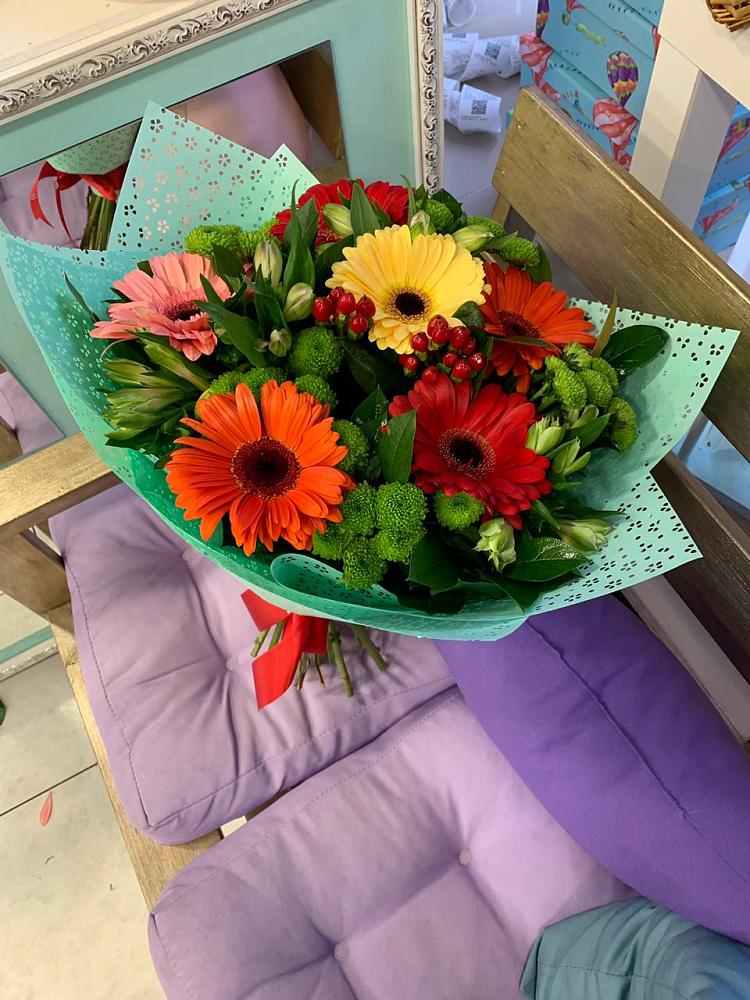 Букет цветов из: Герберы, Хризантемы и Альстромерии в Пустошу