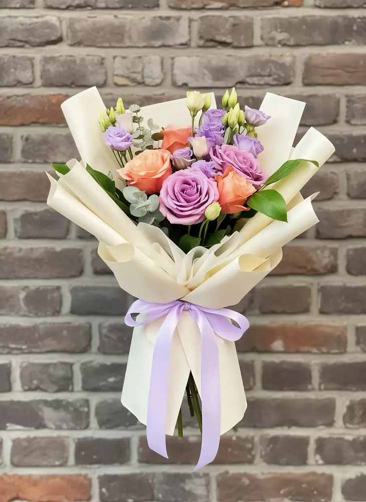 Букет цветов из: Лизиантусы и Розы в Пустошу