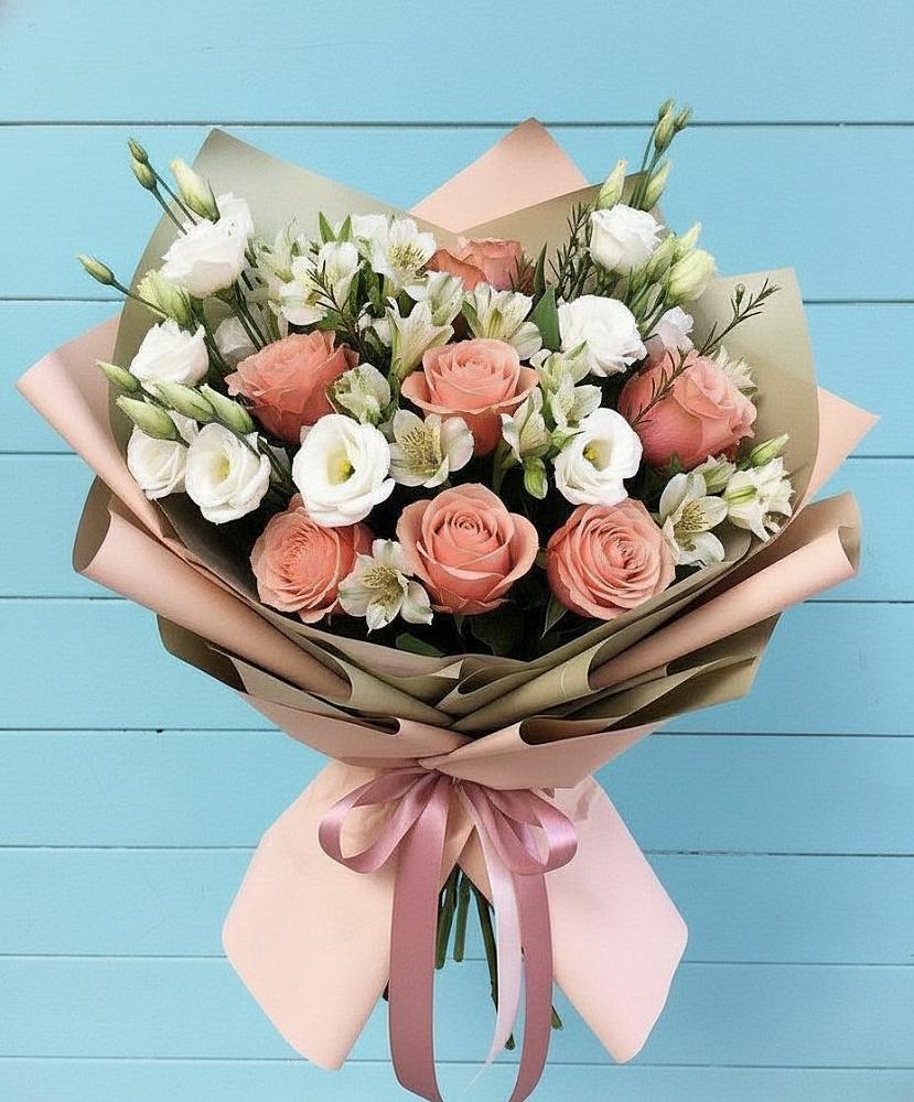 Букет цветов из: Розы, Альстромерии и Лизиантусы в Пустошу