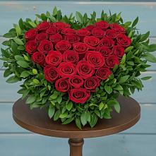 Цветочная композиция из Розы в виде сердца в Пустошу