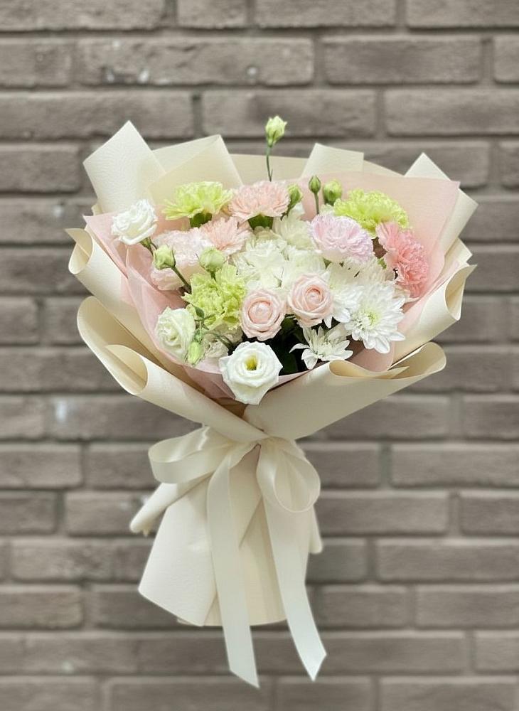Букет цветов из: Гвоздики, Розы, Лизиантусы и Хризантемы в Пустошу