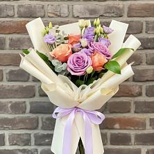 Букет цветов из:  Лизиантусы и Розы в Пустошу