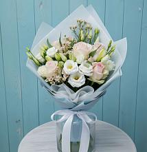 Букет цветов из:  Розы и Лизиантусы в Пустошу