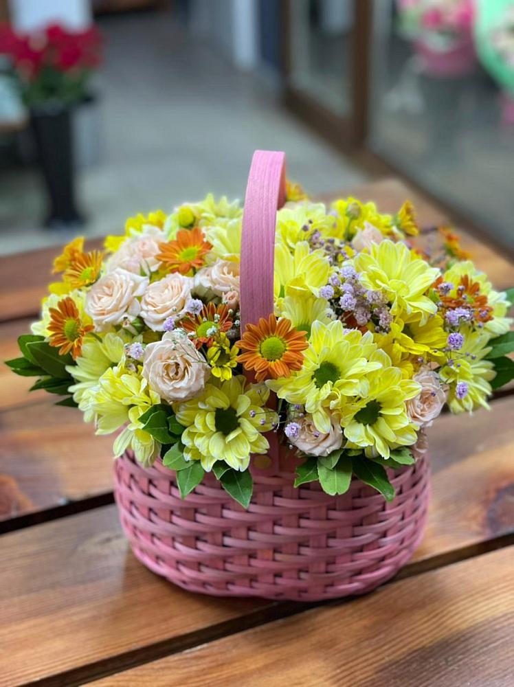 Цветочная композиция из Хризантемы и Розы в корзине в Пустошу