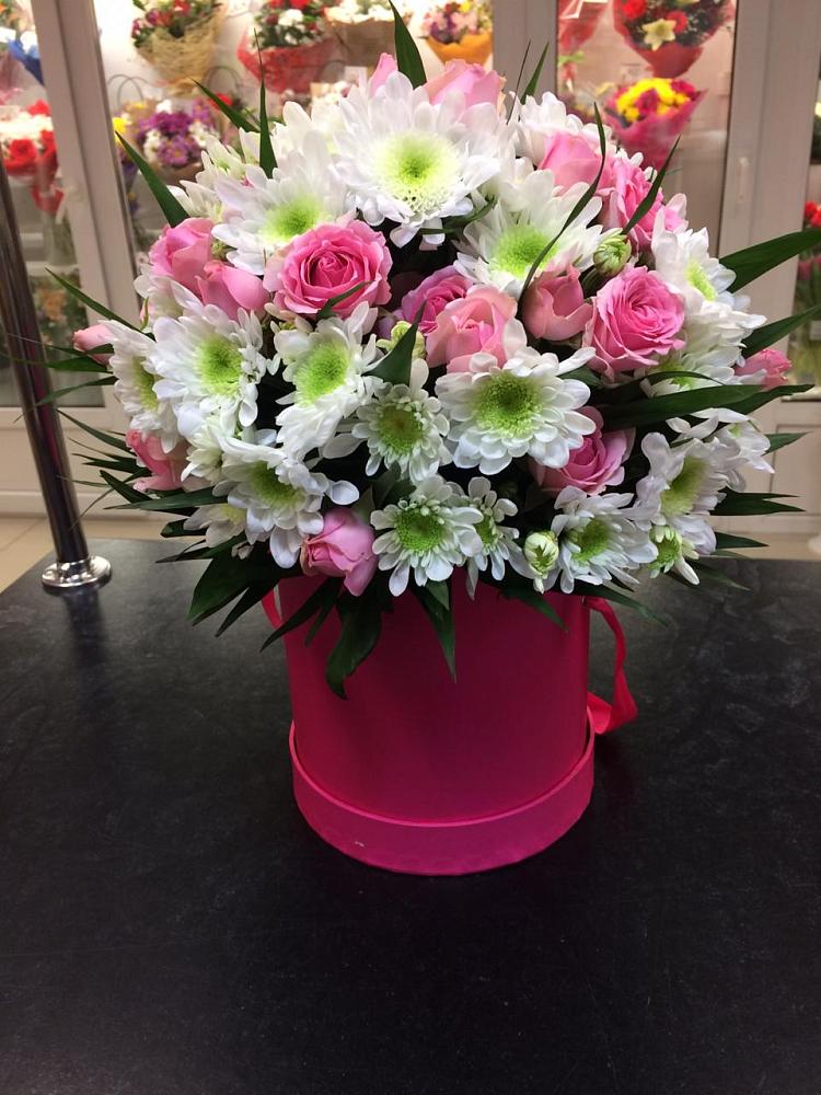 Цветочная композиция из Розы и Хризантемы в шляпной коробке в Пустошу