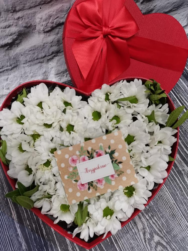 Цветочная композиция из Хризантемы в виде сердца в Пустошу