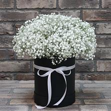 Цветочная композиция из Гипсофила в шляпной коробке в Пустошу