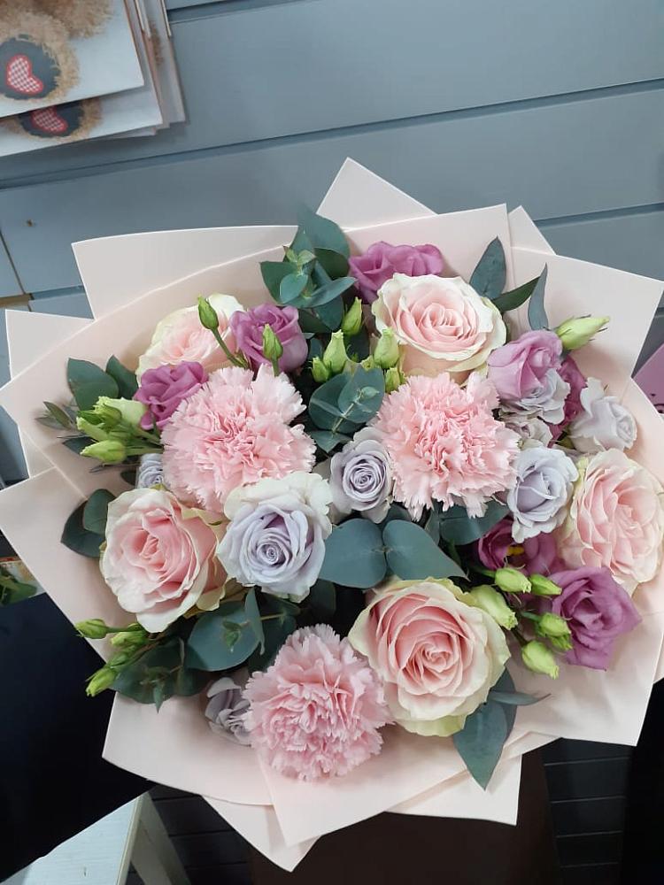 Букет цветов из: Розы, Гвоздики и Лизиантусы в Пустошу