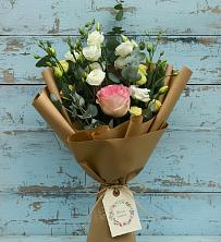 Букет цветов из:  Розы и Лизиантусы в Пустошу