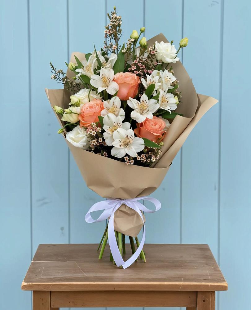 Букет цветов из: Альстромерии, Лизиантусы, Розы и Хризантемы в Пустошу