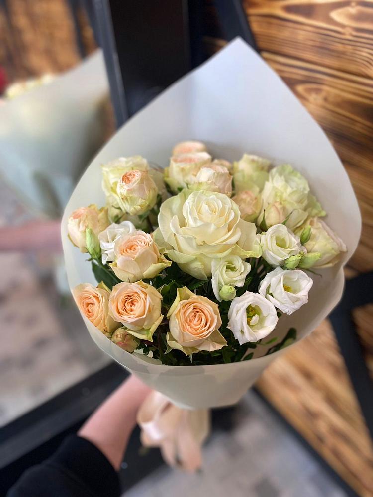 Букет цветов из: Розы и Лизиантусы в Пустошу