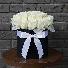 Цветочная композиция из Розы в шляпной коробке в Пустошу