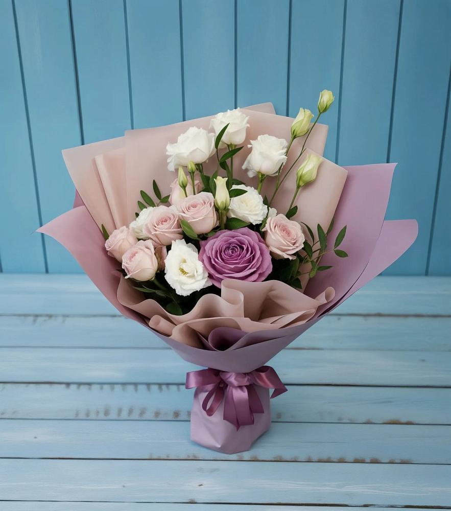 Букет цветов из: Розы и Лизиантусы в Пустошу